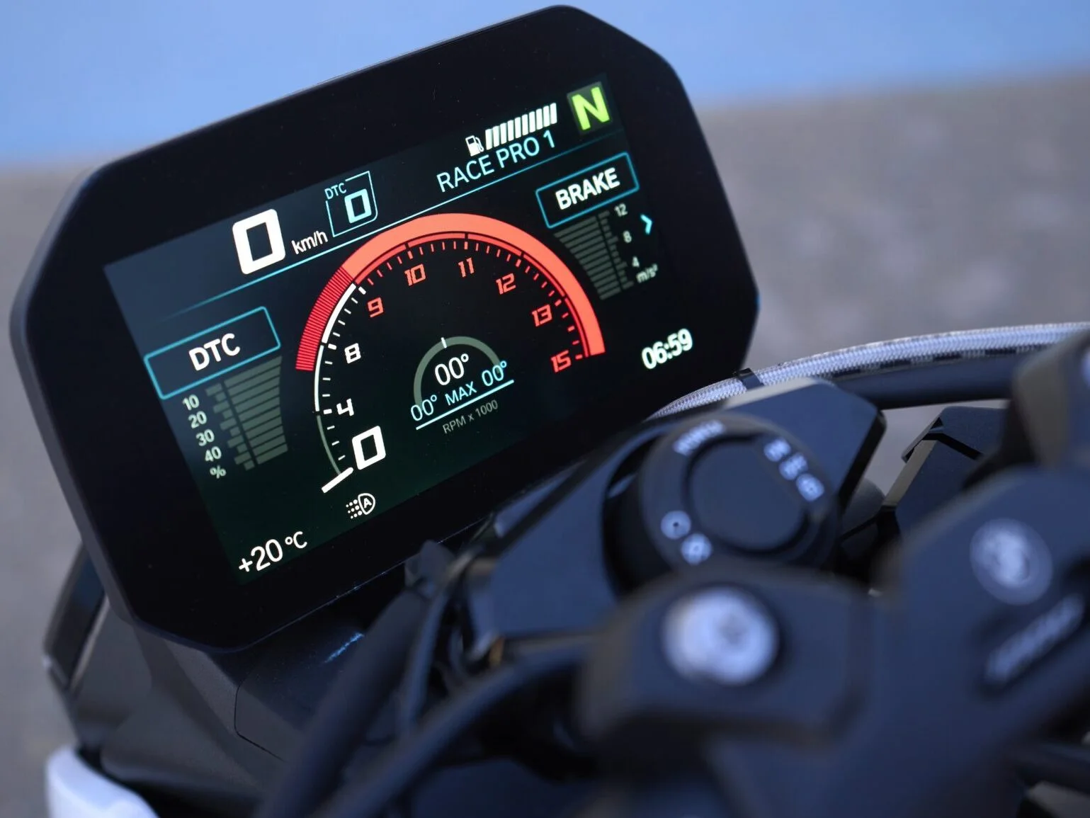 BMW M 1000 R — технологии