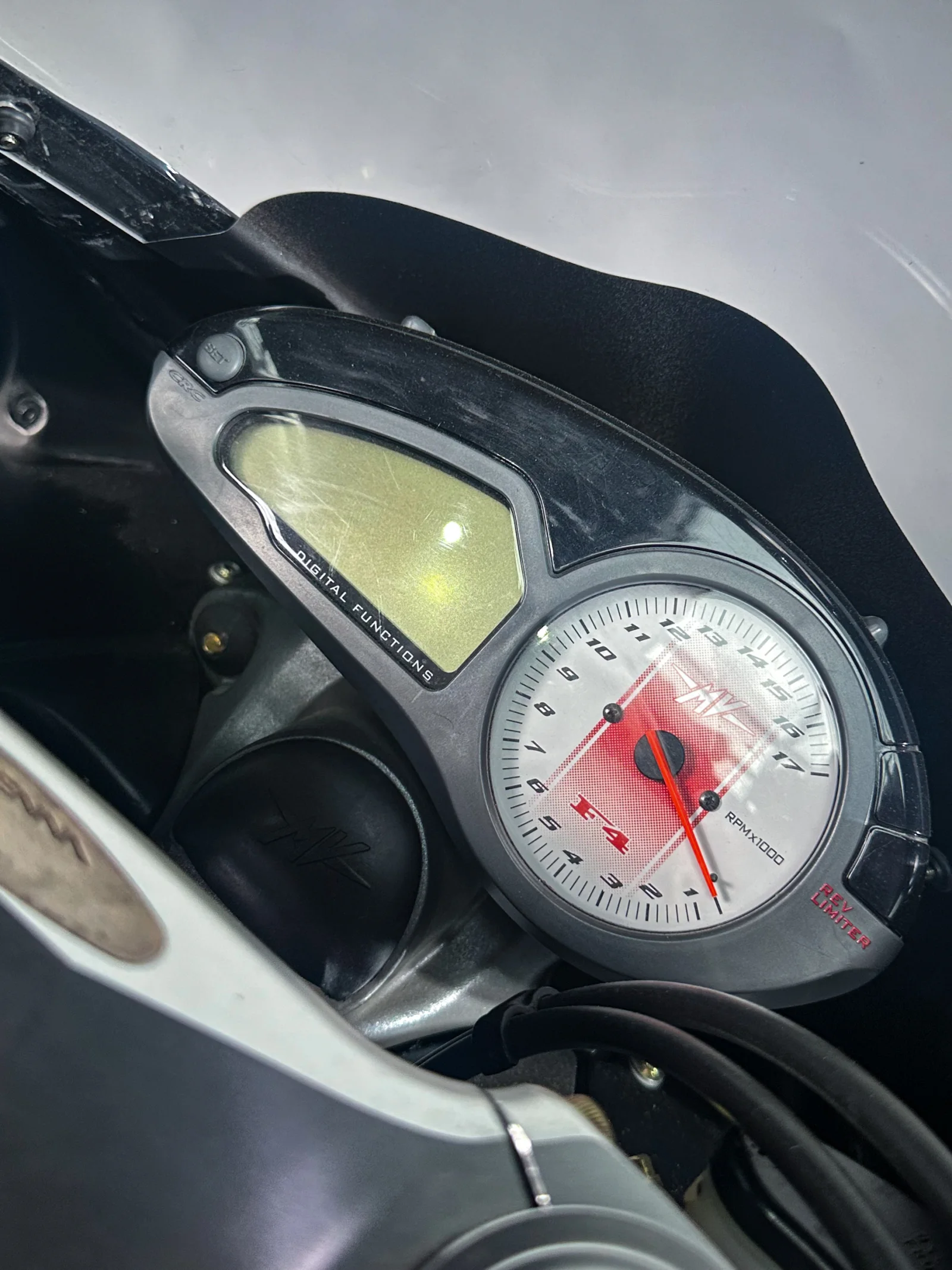 MV Agusta F4 1000 SENNA 2006 — технологии